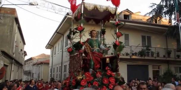 La statua di San Pantaleone portata in processione a Limbadi, in provincia di Vibo Valentia (dal sito sagreincalabria.com)