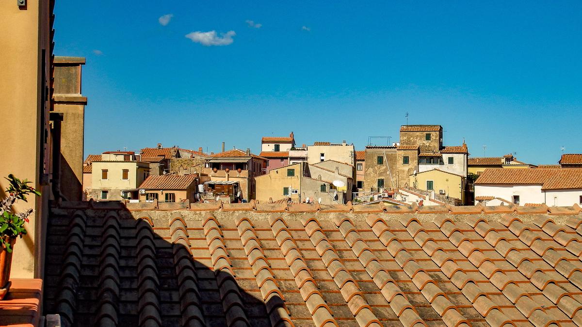 Uno scorcio del centro abitato di Capoliveri, comune dell'isola d'Elba. Foto di R. Menti