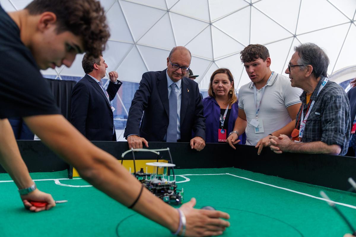 Napoli, ottobre 2025. Un gruppo di studenti con il ministro Valditara al primo summit internazionale sull'intelligenza artificiale NextGenAI. Foto ministero dell'Istruzione