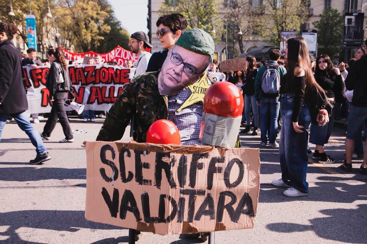 Torino, aprile 2025. Un manifestante indossa la maschera del ministro Valditara 