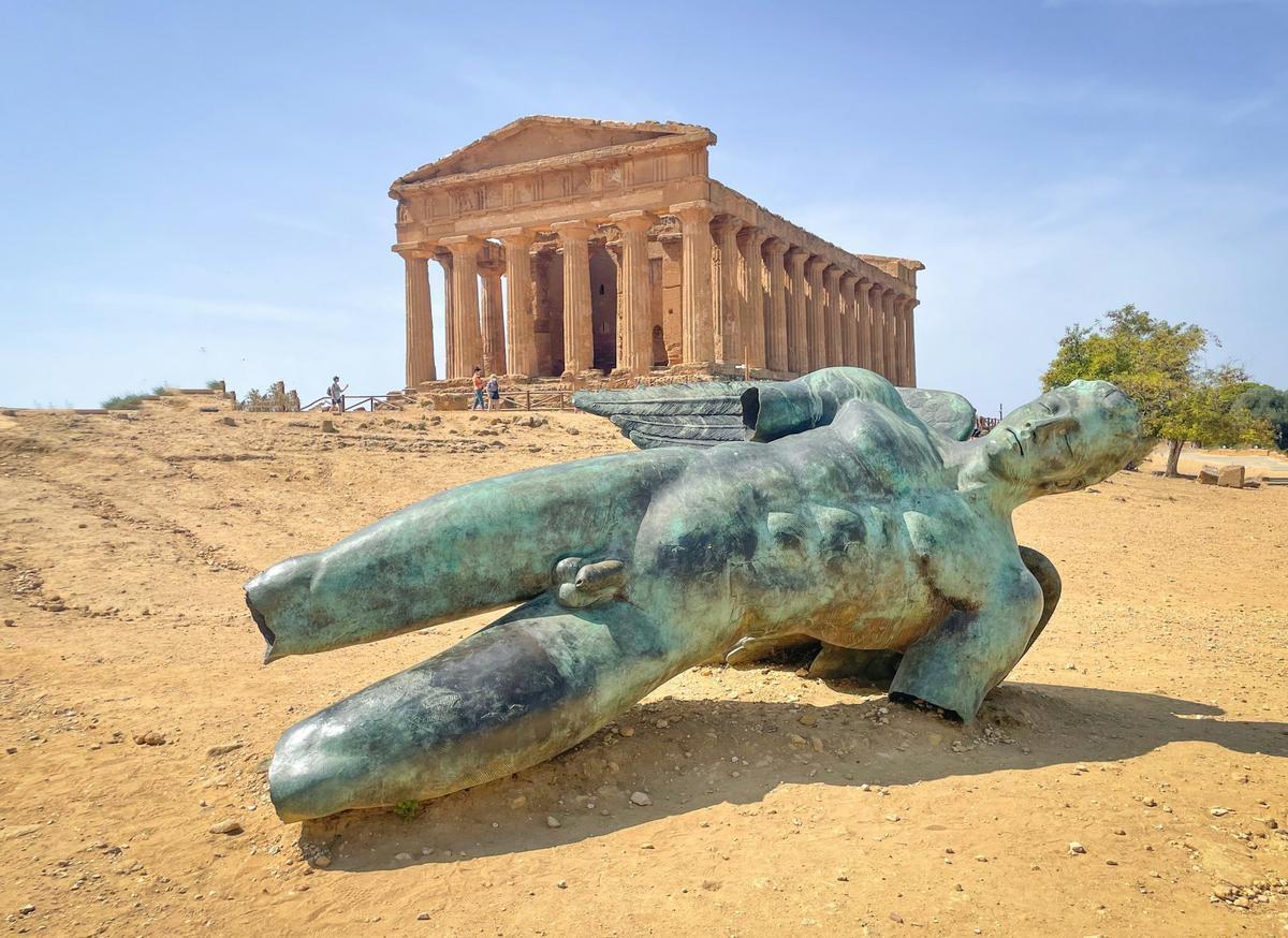 Agrigento, la Valle dei Templi (Foto di <a href="https://unsplash.com/it/@alexgoesglobal?utm_content=creditCopyText&utm_medium=referral&utm_source=unsplash">Alexandra Tran</a> su <a href="https://unsplash.com/it/foto/una-statua-di-un-orso-che-giace-di-fronte-a-un-edificio-fP-SWfxhgBg?utm_content=creditCopyText&utm_medium=referral&utm_source=unsplash">Unsplash</a>)