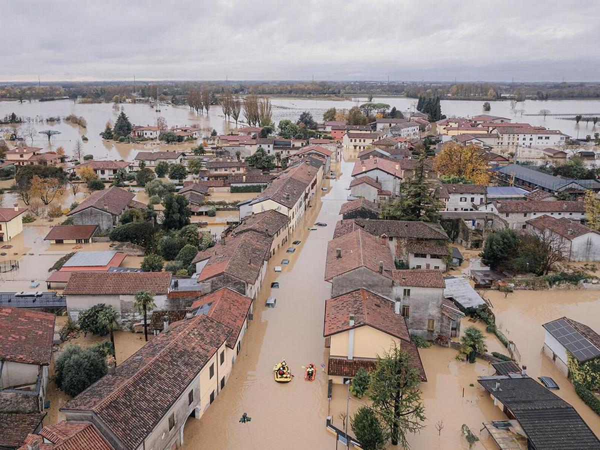 Versa (Go), novembre 2025. Vigili del fuoco e Protezione civile percorrono le strade della cittadina a bordo di gommoni per portare in salvo i residenti rimasti bloccati nelle proprie abitazionii