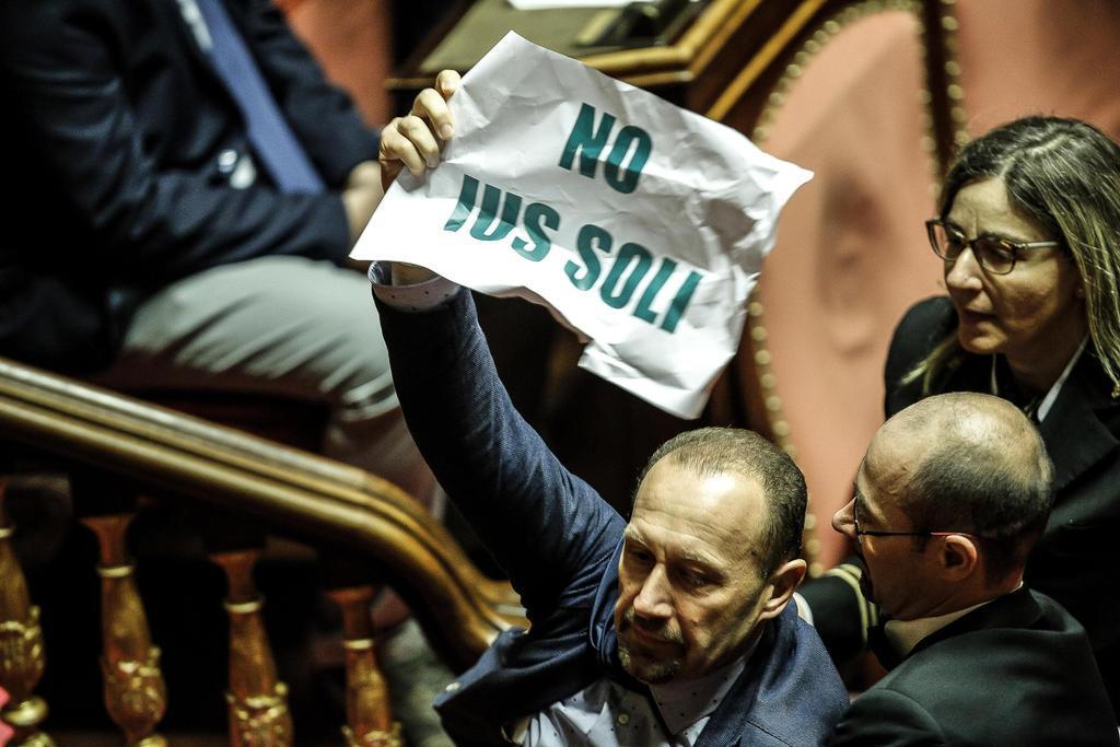 15 giugno 2017. Al Senato i senatori della Lega protestano contro lo ius soli (Foto Giuseppe Lami - Ansa) 