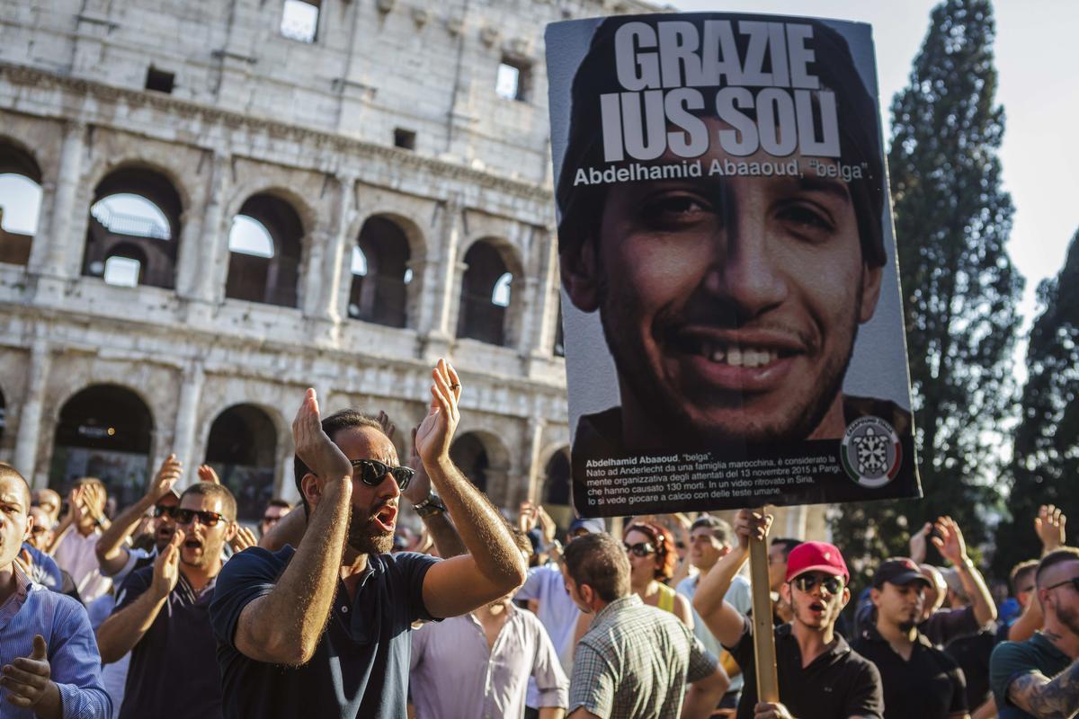 24 giugno 2017, Roma: i militanti di Casapound manifestano contro lo ius soli accostandolo impropriamente agli attentati terroristici in Europa (Ansa)