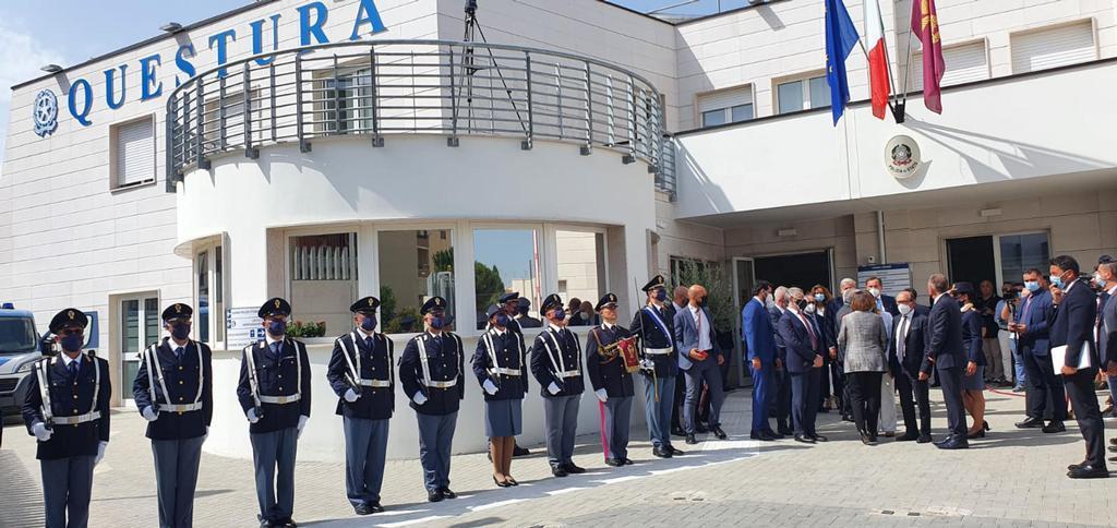 La ministra dell'Interno Luciana Lamorgese inaugura i nuovi uffici degli apparati giudiziari a Trani nel luglio 2021 (Ansa)