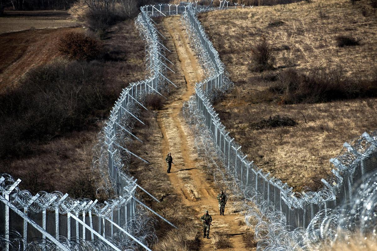 24 febbraio 2017, recinzioni al confine tra Grecia e Macedonia (G. Licovski/Epa)