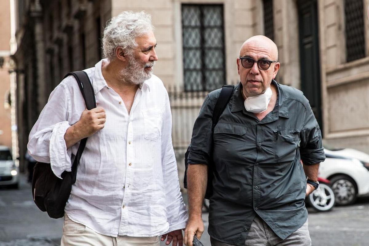 Paolo Virzì con Francesco Piccolo durante la camera ardente di Raffaele La Capria. Roma, 28 giugno 2022 (Angelo Carconi/Ansa)