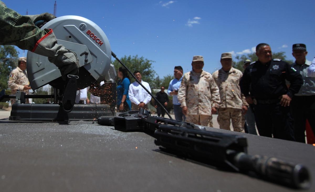 In un programma governativo, alla frontiera messicana vengono distrutte delle armi in cambio di soldi (Luis Torres/Epa)
