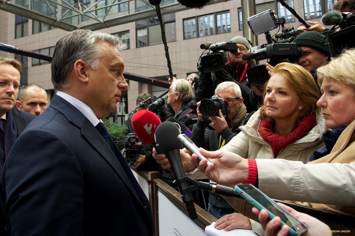 Bruxelles, 15 ottobre 2015. Il premier ungherese Viktor Orbán risponde ai giornalisti a margine del Consiglio europeo (foto European Council/Flickr)