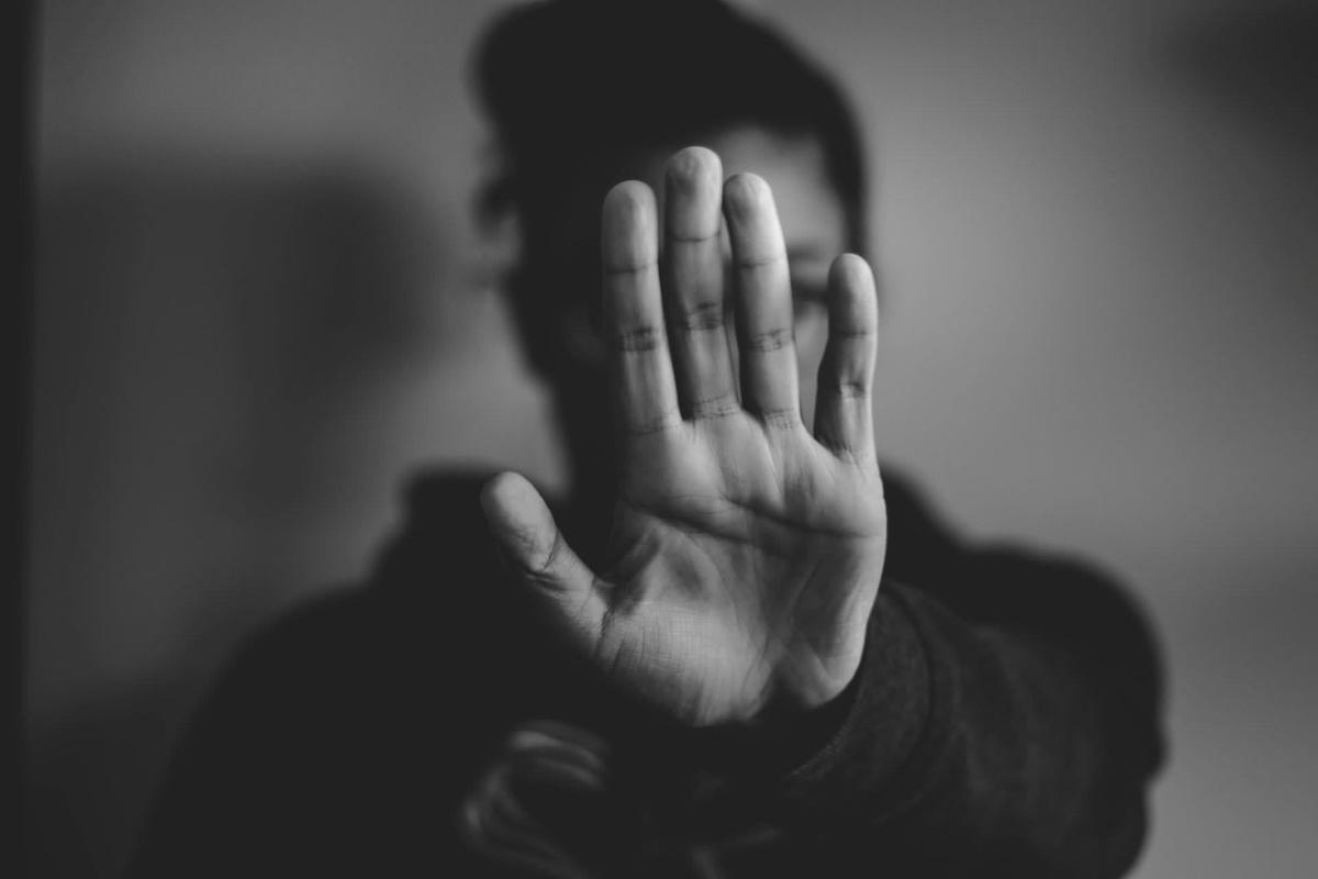 Foto di <a href="https://unsplash.com/it/@nadineshaabana?utm_source=unsplash&utm_medium=referral&utm_content=creditCopyText">Nadine E</a> su <a href="https://unsplash.com/it/foto/fotografia-ravvicinata-di-una-persona-che-solleva-le-mani-DRzYMtae-vA?utm_source=unsplash&utm_medium=referral&utm_content=creditCopyText">Unsplash</a>