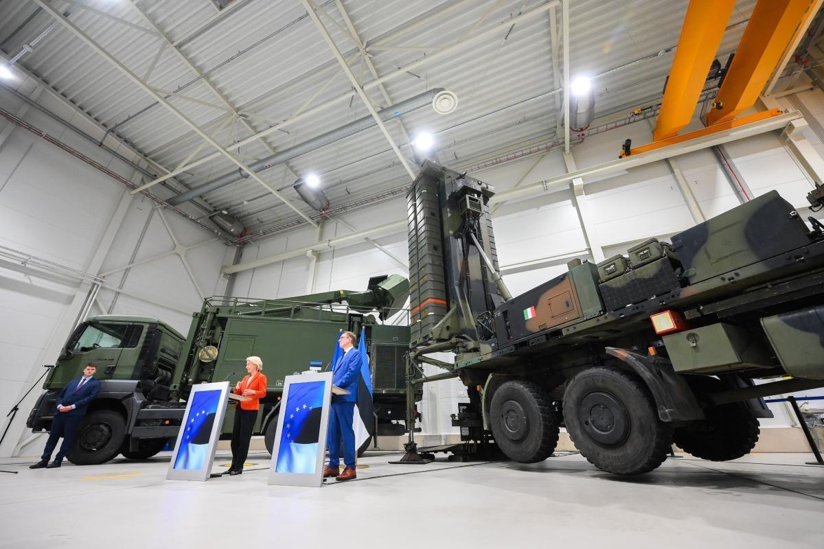 Tallin, 30 agosto 2025. La presidente della Commissione europea Ursula von der Leyen e il primo ministro estone Kristen Michal tengono una conferenza stampa in un deposito militare (© Unione Europea 2025)