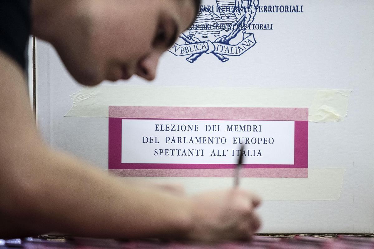 Roma, 23 maggio 2014. L'allestimento di un seggio elettorale per le elezioni europee. Foto di Angelo Carconi/Ansa
