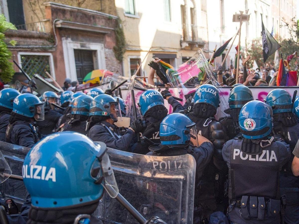 Gli scontri al G20 di Genova tra polizia e manifestanti. Credits: We are the tide, you are only G20