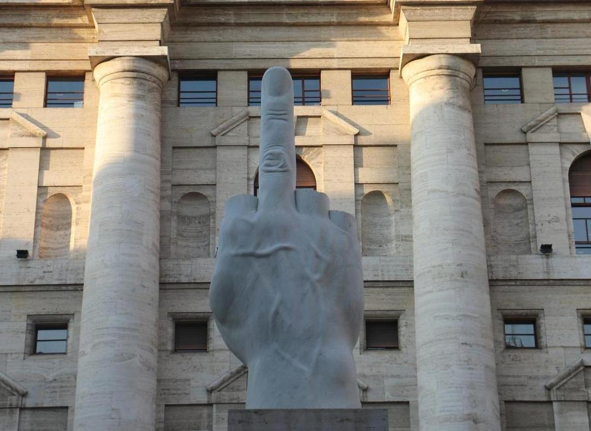 Love, opera di Cattelan in piazza della Borsa a Milano. Foto di S. Bauducco