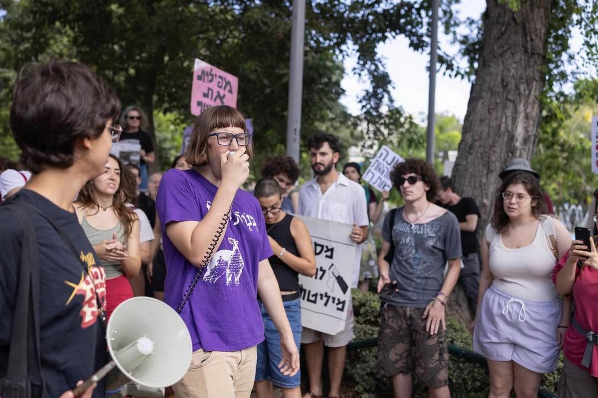 Haifa, 17 agosto 2025. Yona Roseman interviene in una manifestazione prima di essere incarcerata per aver rifiutato il servizio militare. Foto di OrenZiv/ActiveStills