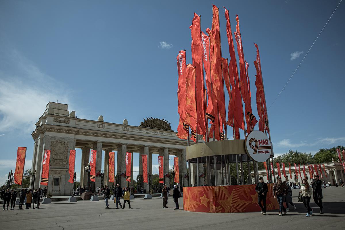 Il parco Gorky, nel centro di Mosca, con le decorazioni per le celebrazioni del giorno della Vittoria, il 9 maggio 
