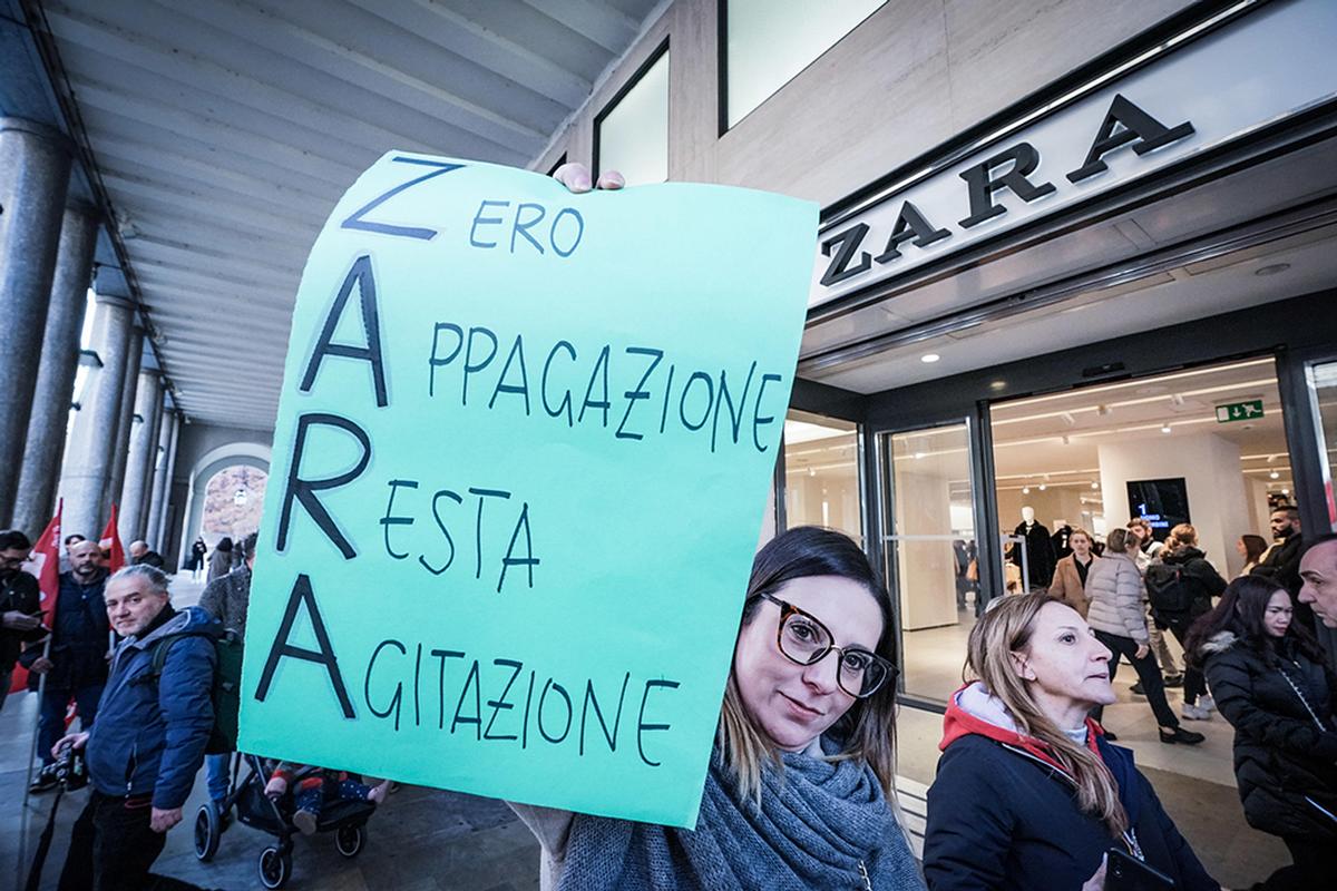 Torino, 25 novembre 2022. Il personale di Zara in sciopero nel giorno del Black Friday con un presidio davanti al punto vendita di via Roma (Ansa)