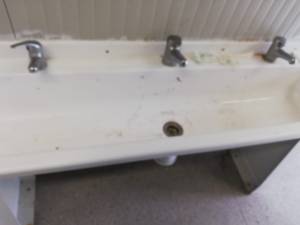 Una foto dei bagni del Cas Mattei pubblicata dal Coordinamento migranti