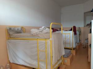 Una foto delle camere del Cas Mattei pubblicata dal Coordinamento migranti