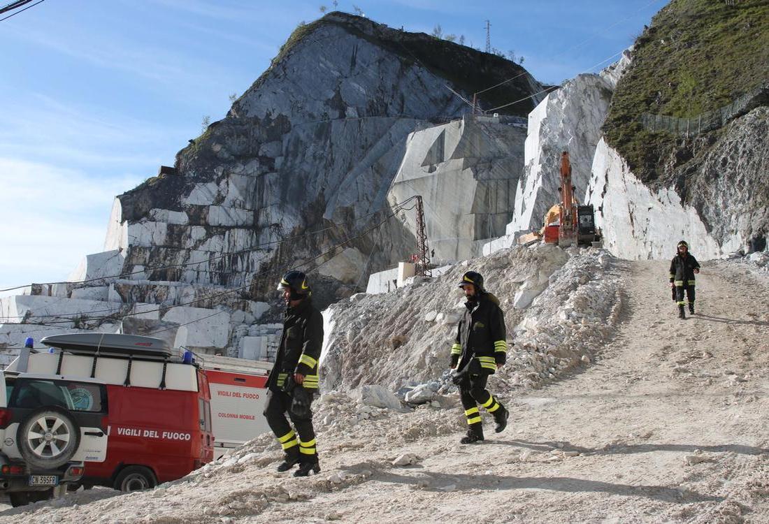 Carrara, 15 aprile 2016, intervento dei vigili del fuoco dopo un crollo mortale in cui sono rimasti coinvolti due cavatori. Credits: I. Giannini/LaPresse