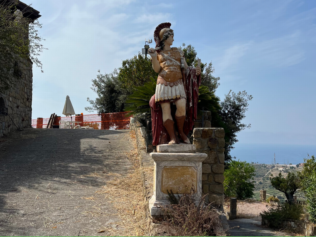 La statua di un centurione all'ingresso di una delle ville
