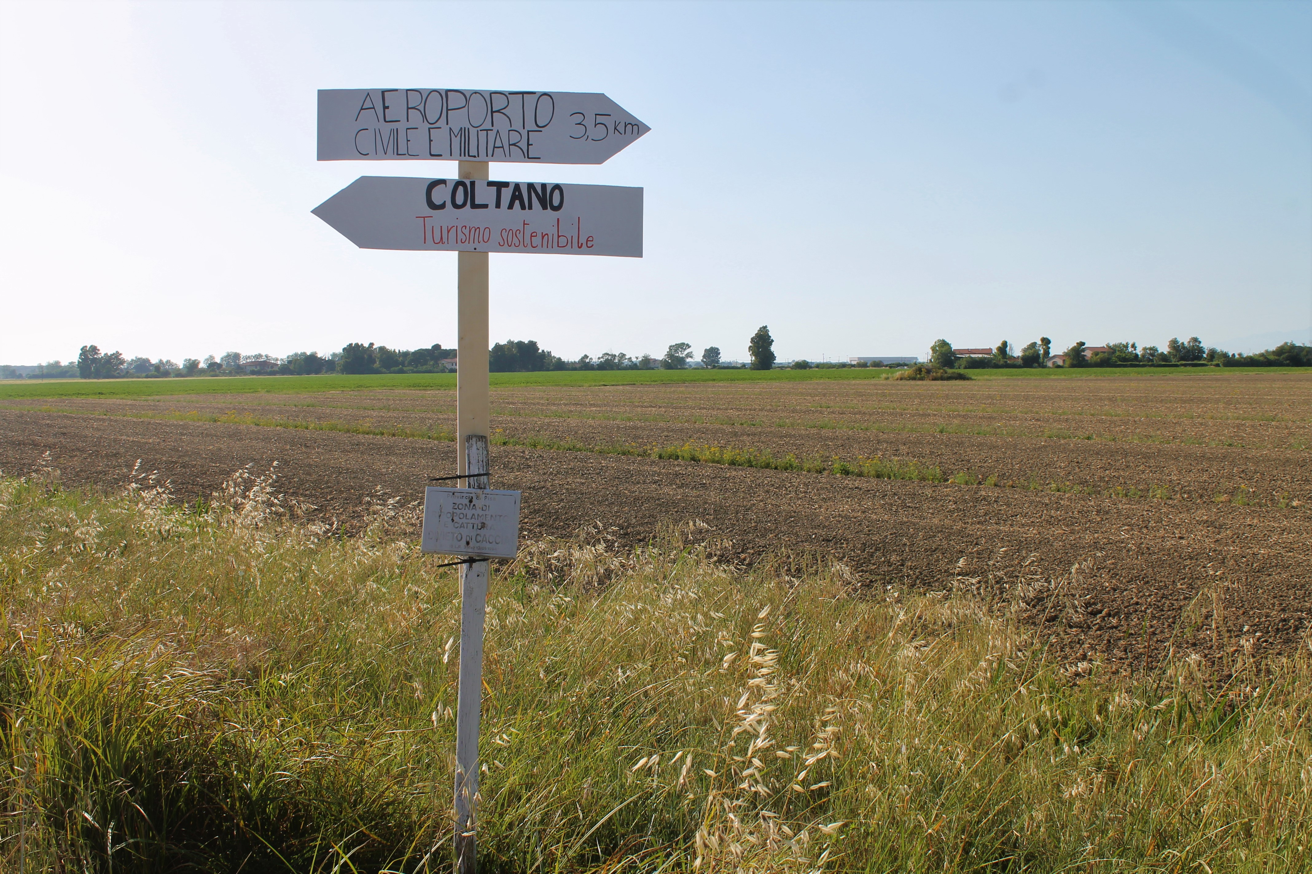 Cartelli con la distanza tra l'area di Coltano e alcune industrie militari