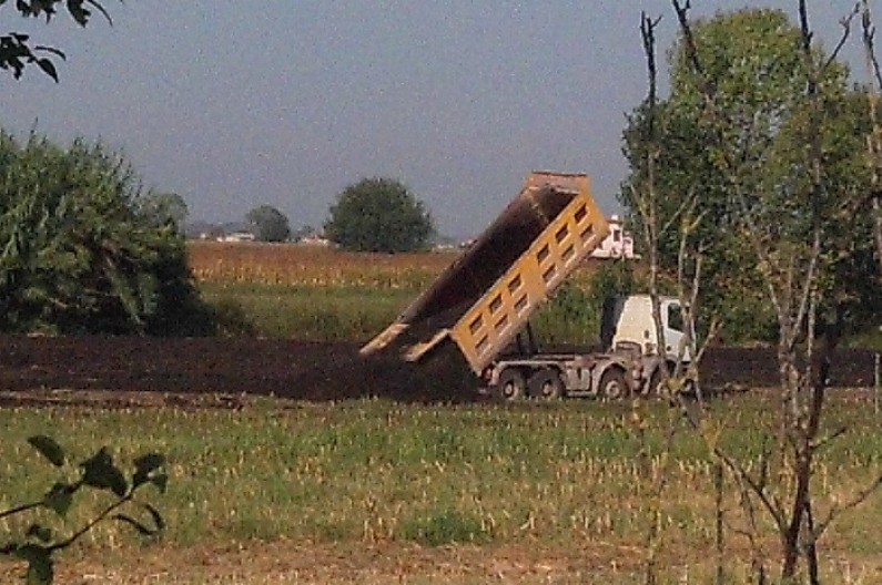 Compost sversato in uno dei terreni coinvolti nell'inchiesta Smoking Fields. Credits: Comitato Mazzocchio