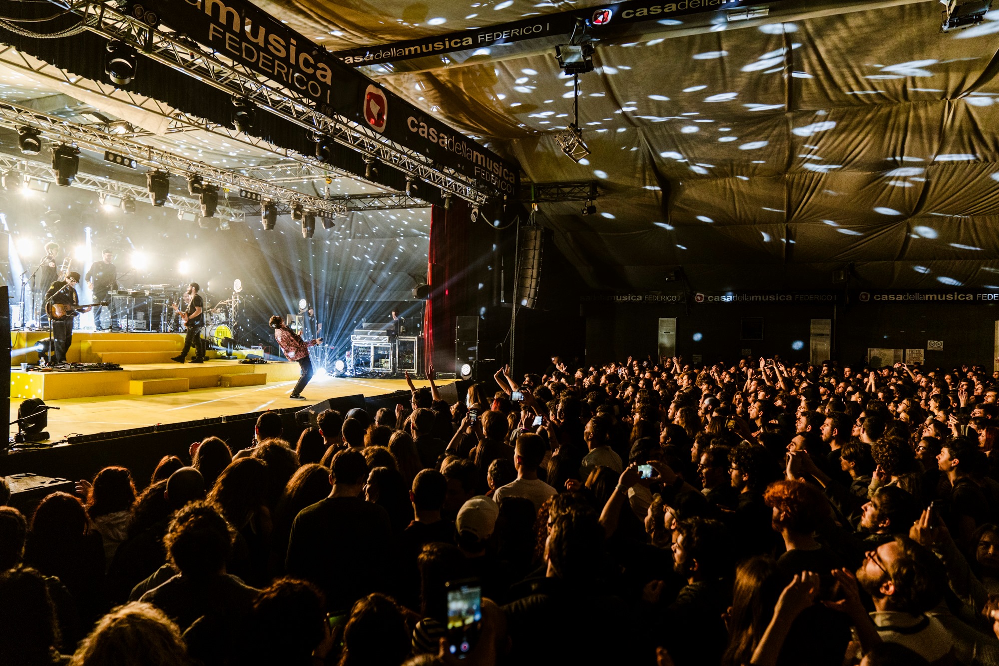Willie Peyote sul palco durante un concerto