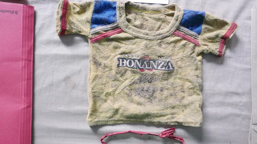 Una maglietta da bambino rinvenuta in una fossa comune nella provincia del Kasai, nel Congo meridionale, a giugno 2019 (foto Monusco)