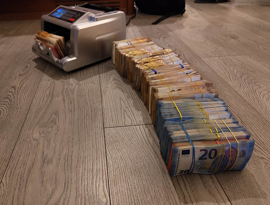 Mazzette di banconote e una macchina contasoldi ritrovate nella camera dell'albergo di Cinisello Balsamo (Mi)