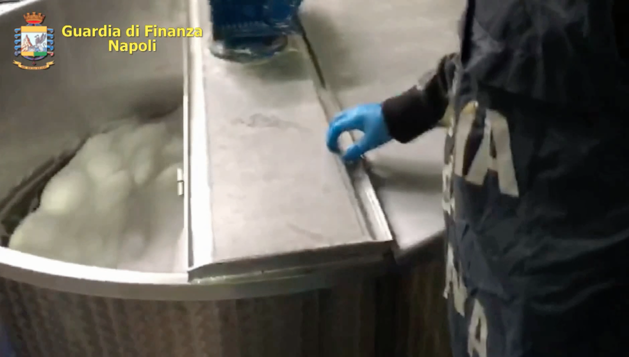 I controlli nella fabbrica di Napoli