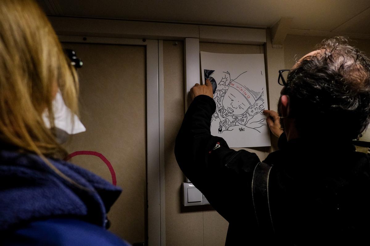 Costantini installa una delle sue opere a bordo della Ocean Viking (foto Michael Bunel)