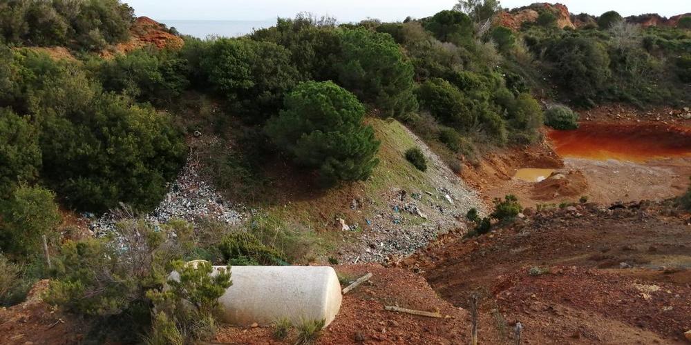 La discarica abusiva del Puppaio sull'isola d'Elba attende da anni di essere bonificata