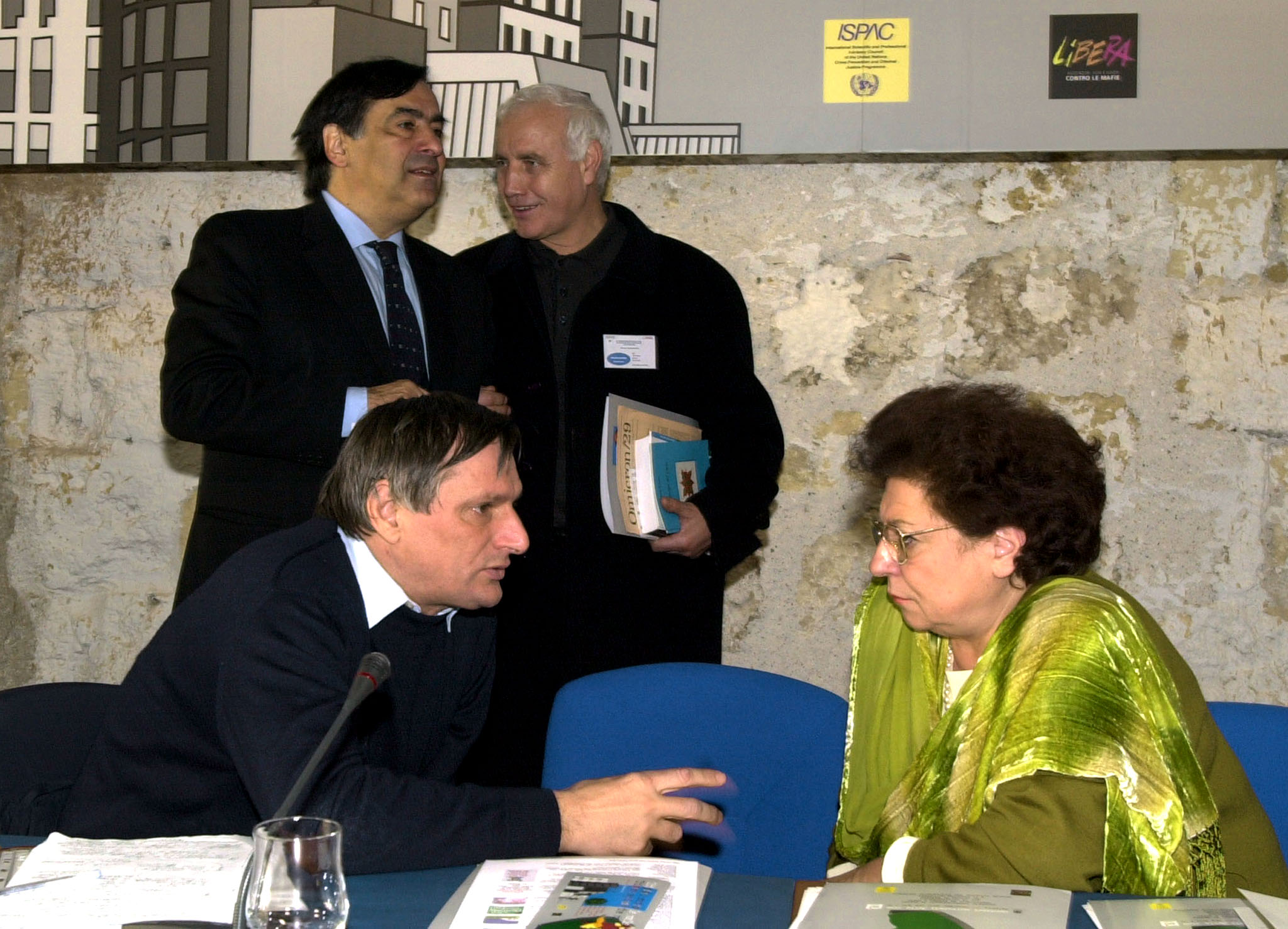 Palermo, 10 dicembre 2000. Luigi Ciotti parla con Livia Pomodoro, presidente del Tribunale dei minori di Milano. Dietro, il sindaco di Palermo Leoluca Orlando e padre Turturro (Ansa)