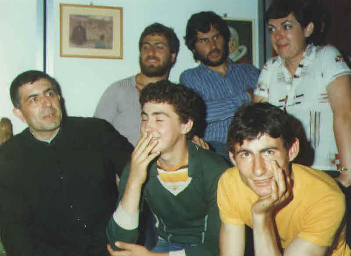 Don Italo insieme a un gruppo di ragazzi
