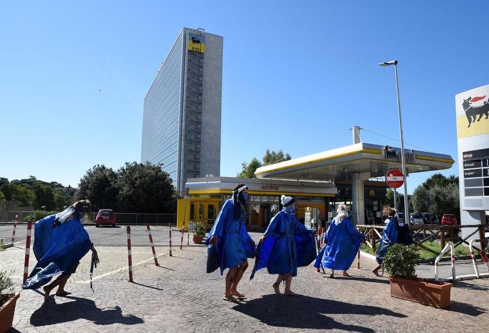 Gli attivisti di XR davanti alla sede dell'Eni a Roma