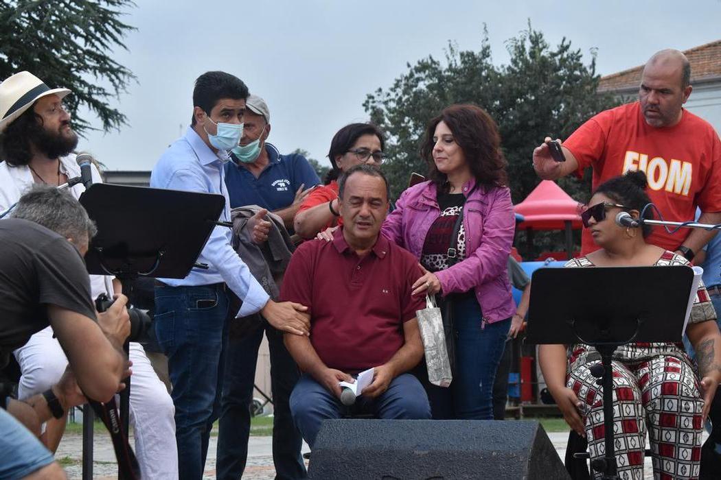 Mimmo Lucano durante la manifestazione del 1° ottobre 2021, il giorno dopo la sentenza di condanna