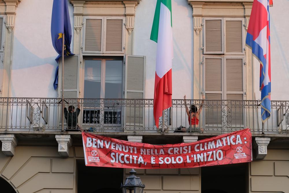 Due attiviste di Xr salgono sul palazzo della Regione Piemonte (Foto Extinction rebellion)