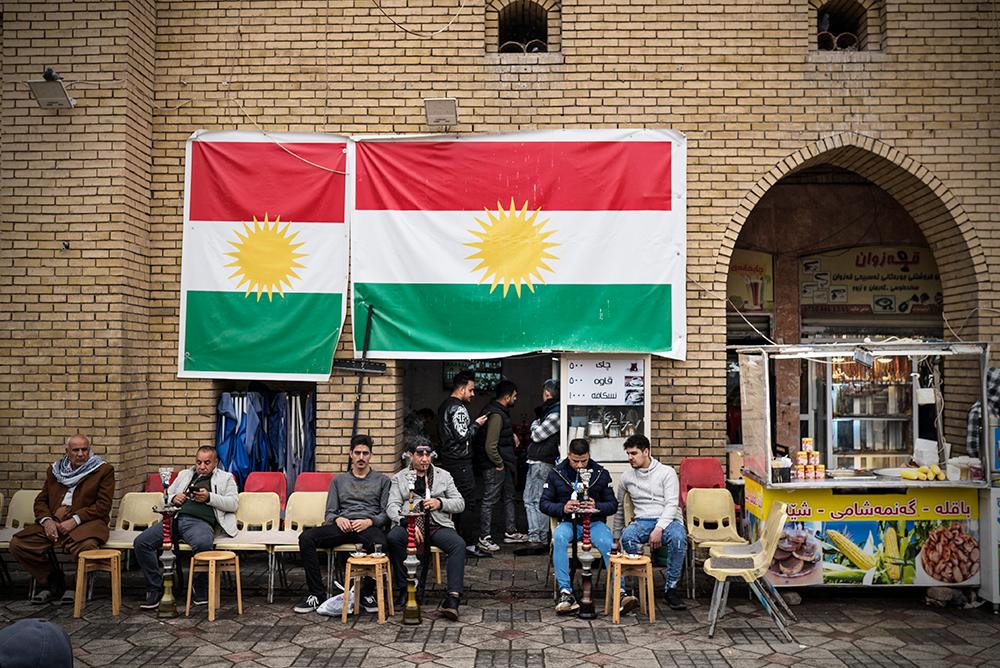 Erbil, alcuni giovani seduti in un caffè del centro storico (Foto Andrés Mourenza)