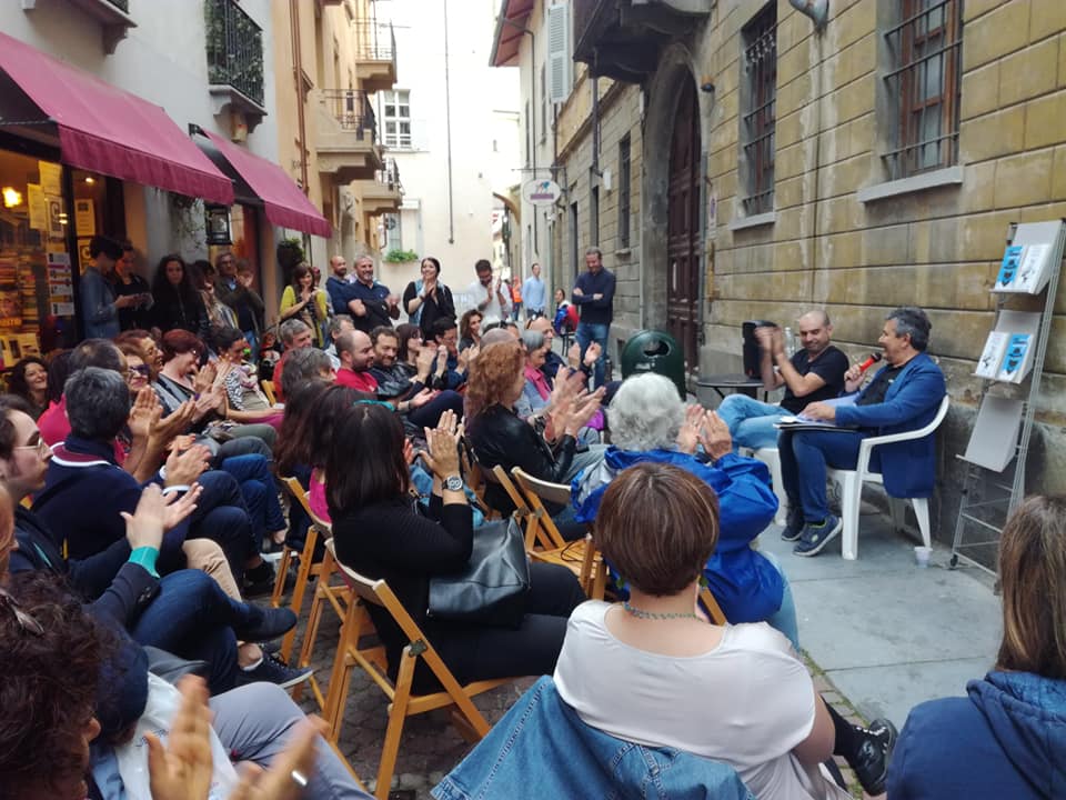 L'esterno della libreria Milton ad Alba, durante la presentazione di un libro