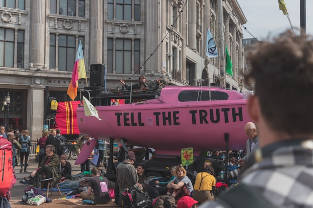 Londra, aprile 2019. Una manifestazione di Extinction rebellion. Foto di <a href="https://unsplash.com/it/@joeldevriend?utm_content=creditCopyText&utm_medium=referral&utm_source=unsplash">Joël de Vriend</a> su <a href="https://unsplash.com/it/foto/persone-che-si-radunano-in-mezzo-alla-strada-B4coIKuk55I?utm_content=creditCopyText&utm_medium=referral&utm_source=unsplash">Unsplash</a>