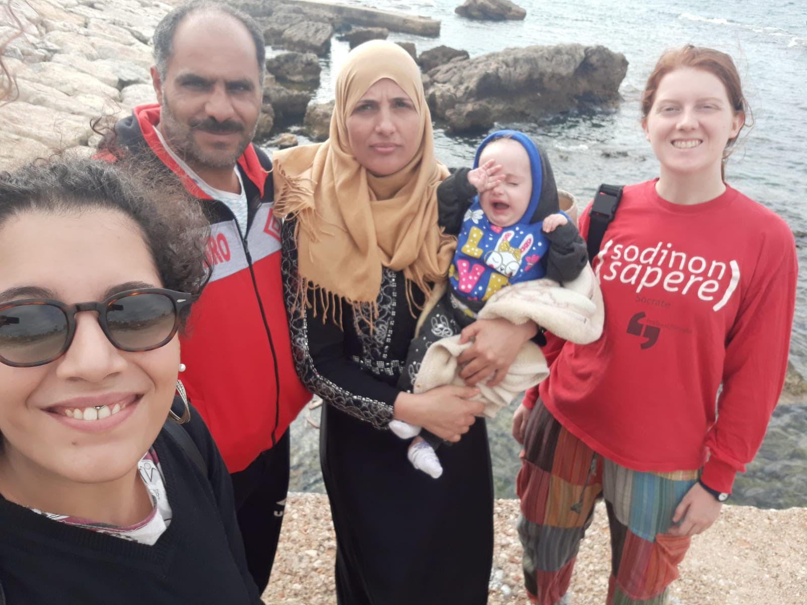 La famiglia di Khadija e Abdel Moein, con le volontarie di Operazione Colomba