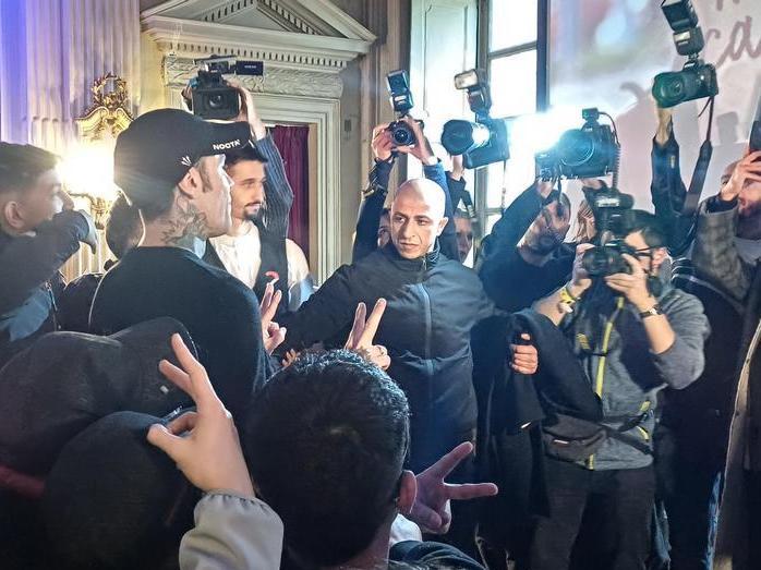 Torino, 27 febbraio 2024. Fedez in posa con alcuni giovani davanti ai fotografi, tenuti a bada dal bodyguard Christian Rosiello (Foto A. Giambartolomei)