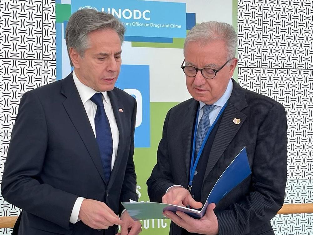 Vienna, 15 marzo 2024. Durante la conferenza Onu sulle droghe, il sottosegretario Mantovano ha illustrato il piano italiano contro il fentanyl ad Antony Blinken, segretario di Stato degli Stati Uniti (CC-BY-NC-SA 3.0 IT)