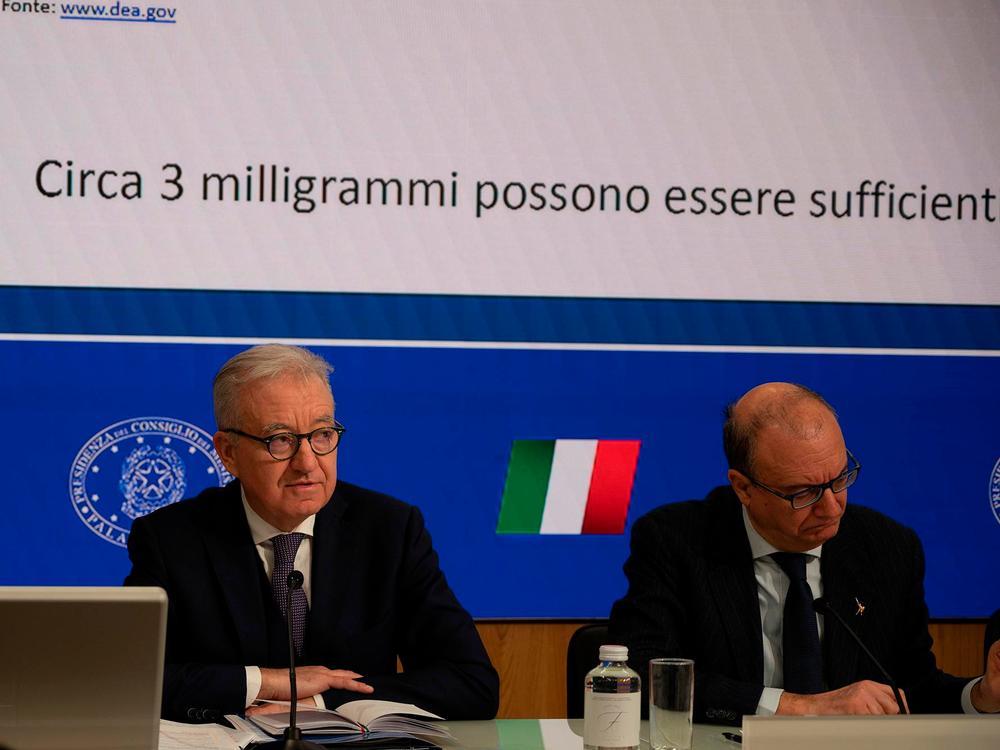 Palazzo Chigi, 12 marzo 2024. Alfredo Mantovano e Giuseppe Valditara durante la conferenza stampa sul Piano nazionale di prevenzione contro l'uso improprio di Fentanyl e di altri oppioidi sintetici (CC-BY-NC-SA 3.0 IT)