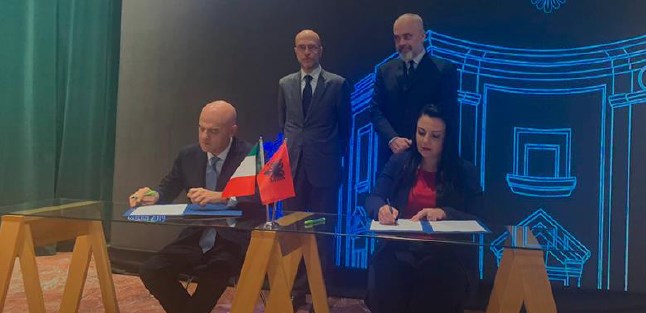 Tirana, 20 dicembre 2019. La firma del contratto alla presenza del primo ministro albanese Edi Rama, del ministro delle Infrastrutture e dell'Energia Belinda Balluku e dell'amministratore delegato di Eni Claudio Descalzi. Credits: akbn.gov.al
