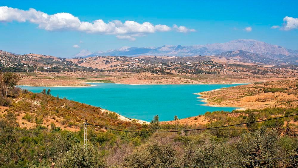 Il bacino idrico artificiale chiamato Embalse de la Viñuela è stato molto importante per le coltivazioni di frutti tropicali che hanno rilanciato l'economia nel Sud della Spagna, ma soffre la crisi idrica (Foto Graziana Solano)