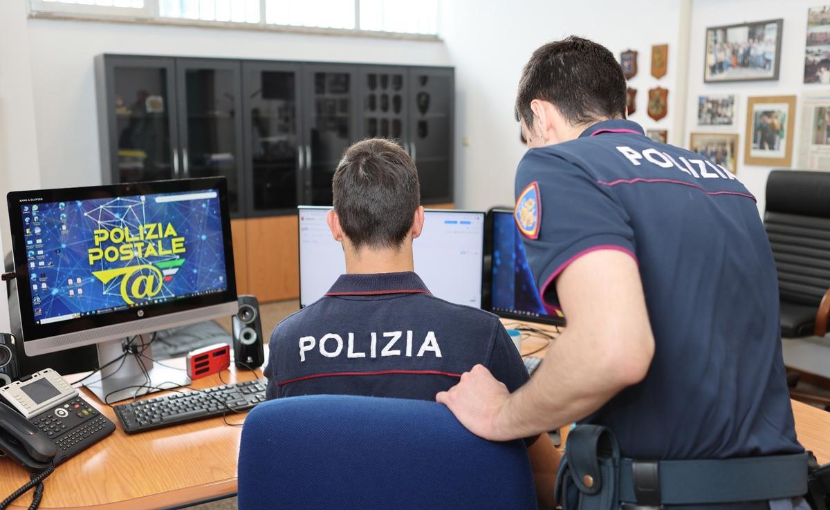 Agenti della polizia postale al lavoro