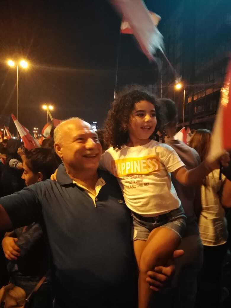 Ghassan Hasrouty, morto nell'esplosione al porto di Beirut il 4 agosto 2020, fotografato nel 2019 insieme alla nipote durante una manifestazione contro la corruzione