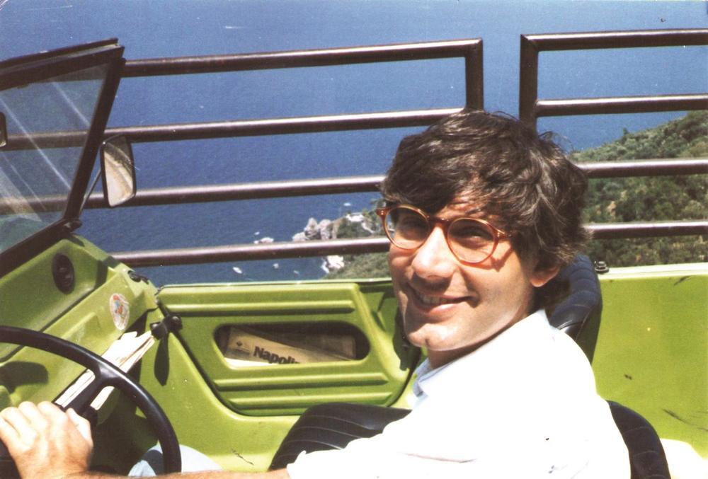 Giancarlo Siani a bordo della sua Mehari lungo la costa campana (Foto concessa dalla Fondazione Giancarlo Siani)